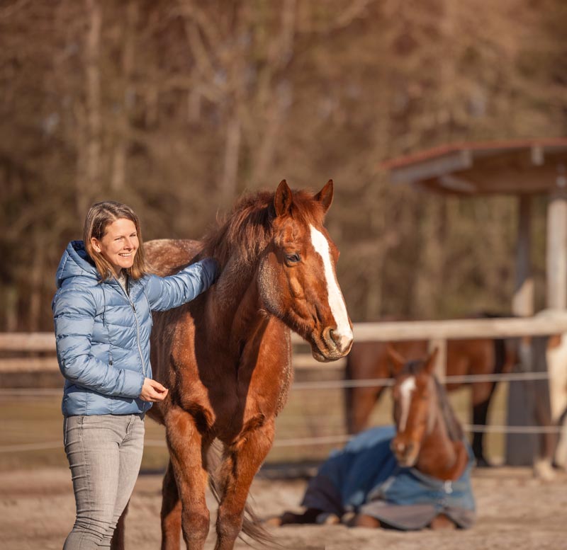 Pferde wollen artgerecht - Conny Hutter Conny Hutter von Pferde wollen artgerecht lächelt in die Kamera