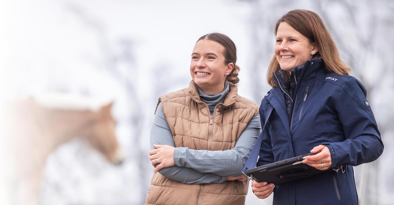 Pferde wollen artgerecht - Conny Hutter, BestTUPferd Beraterin für Stallbetreiber und Pferdebesitzer Conny Hutter und eine Kundin bei der Planung und Umsetzung ihrer Ideen für artgerechte Pferdehaltung
